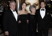 De izquierda a derecha: El padre de Brad, William, Angelina Jolie, la madre de Brad Jane y Brad Pitt en la premier de "El Curioso Caso de Benjamin Button" en diciembre del 2008